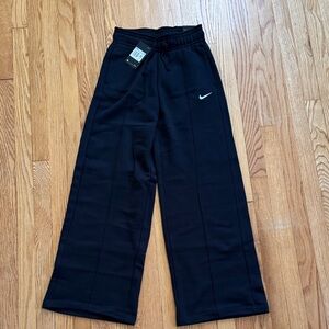 NWT Nike Loose Fit Sweatpants